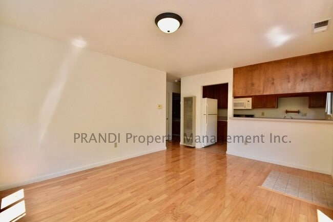 Building Photo - 18 Somerset Pl