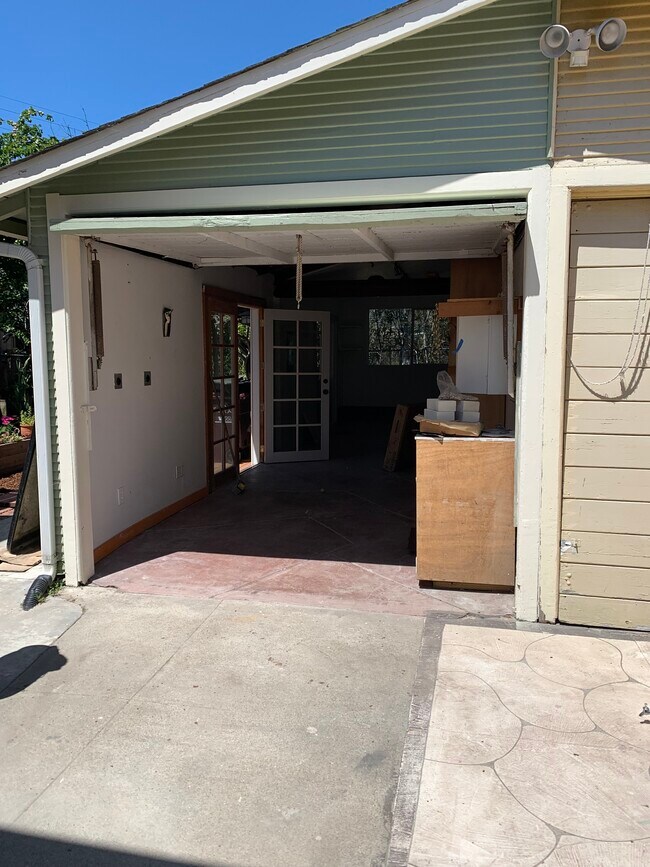 Garage studio - 5495 Fairfax Ave