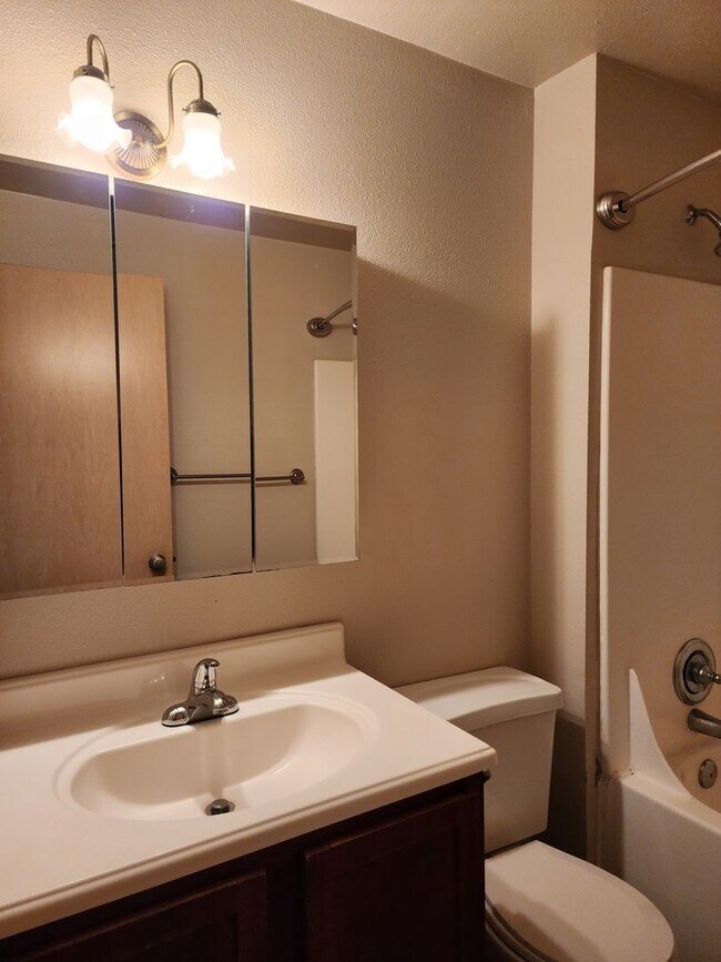 Building Photo - Townhouse in Newberg