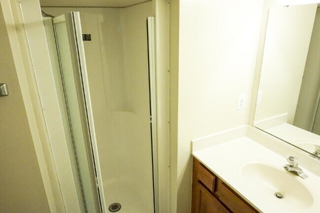 Building Photo - Beautiful brick townhome featuring three f...