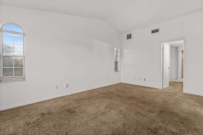 Building Photo - 3BR, 2BA available now in Silver Springs Shores