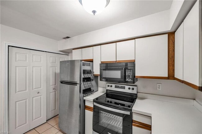 Building Photo - Beach-Close Living on a Peaceful Cul-de-Sac