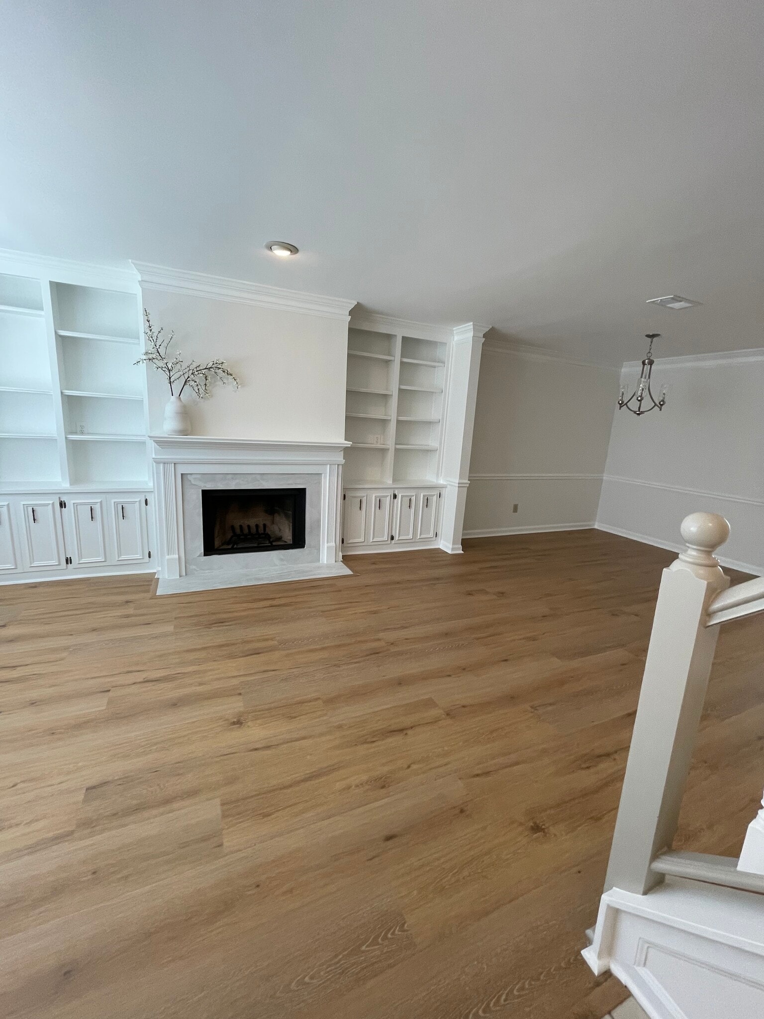 Main living area - 880 Lenox Oaks Cir NE