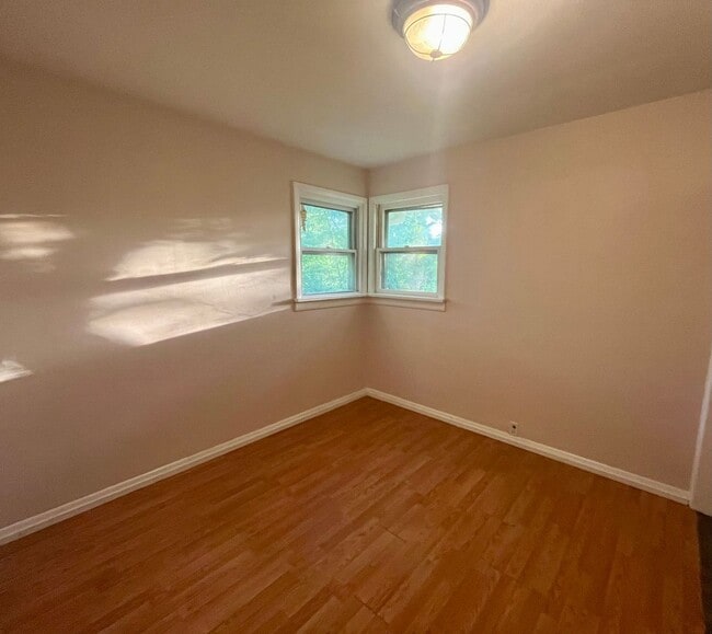 Building Photo - Three bedroom house in Alton