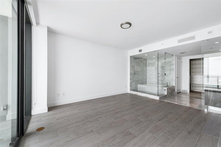 Building Photo - 3131 NE 7th Ave