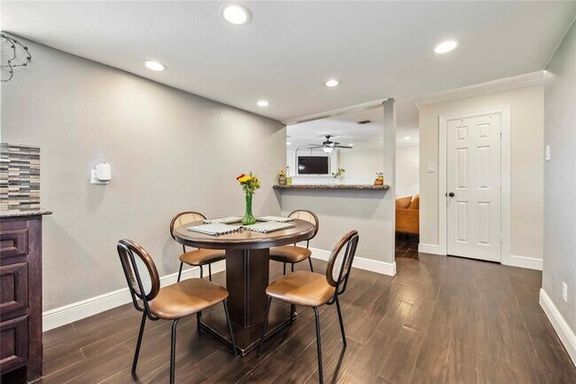 Building Photo - 3611 Drawbridge Dr