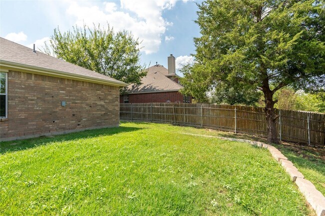 Building Photo - 2105 Sumac Dr