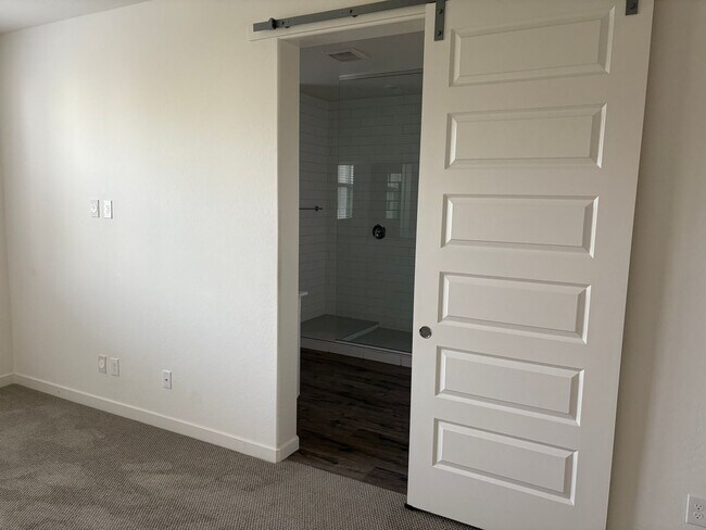 Building Photo - Modern 3-Bedroom + Loft + Den in Gated Pho...
