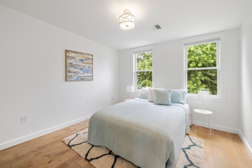 Building Photo - 338 Hurley St