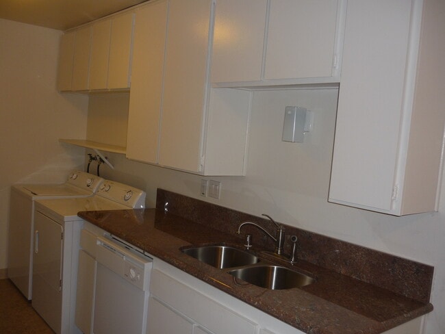 Building Photo - Paradise Hills Townhome!