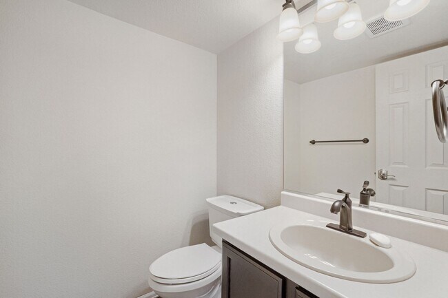 Building Photo - Evolve Real Estate: Meticulously Upgraded 4 Bed 3.5 bath Entertainers Dream - Available NOW!