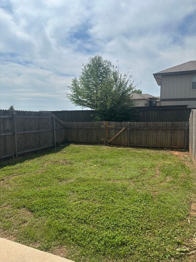Building Photo - 3 Bedroom Townhome with ALL APPLIANCES at a great price!!