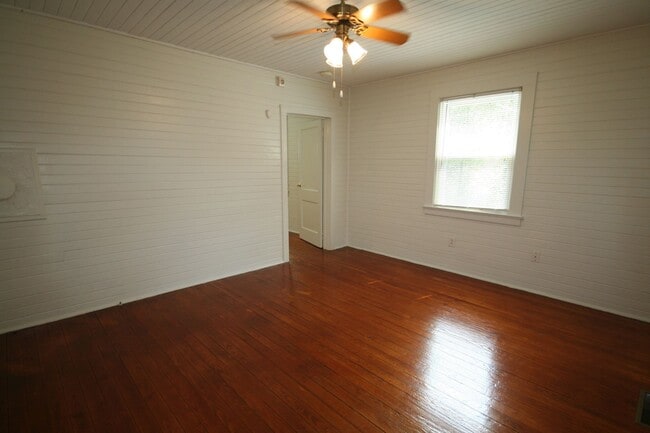 Building Photo - Adorable 1 Bedroom Walltown Duplex - Walk to Duke or Ninth St
