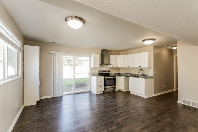 Building Photo - 996 W Fox Holw Dr