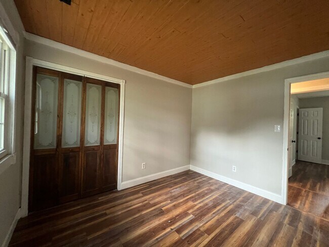 Building Photo - Cute 3 Bed 2 Bath!