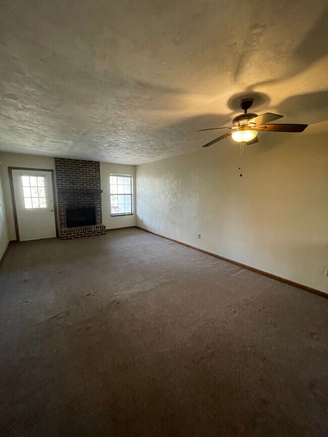 Building Photo - Great 2/2 right off Apalachee Pkwy!