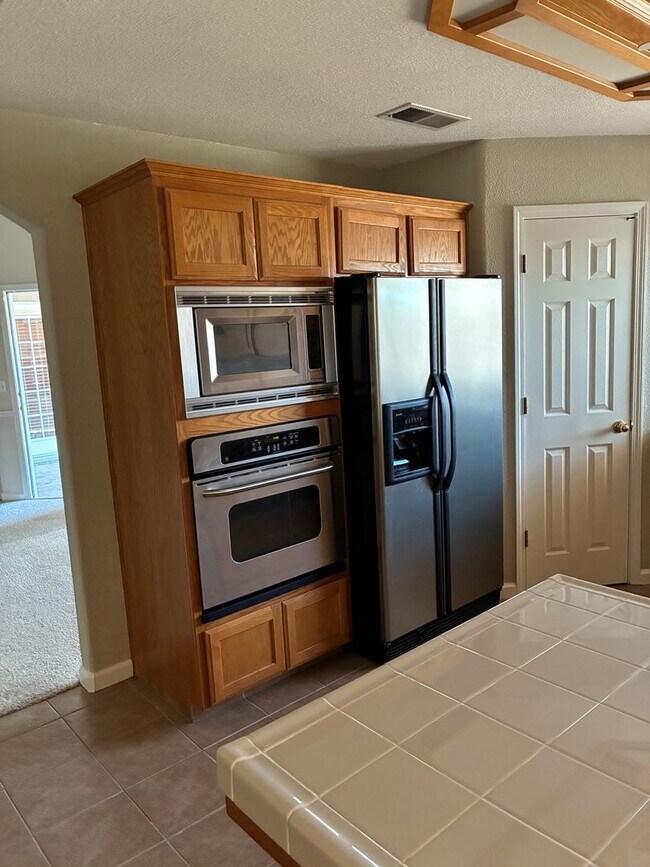 Building Photo - 3 Bedroom 2 Bath Home