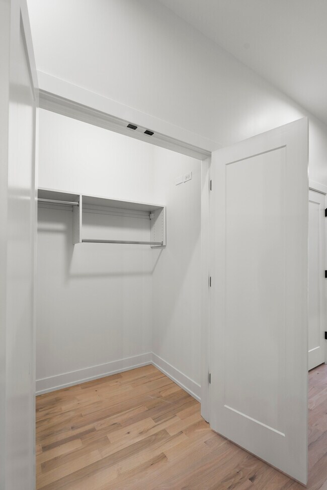 Building Photo - 428 E 50th Pl