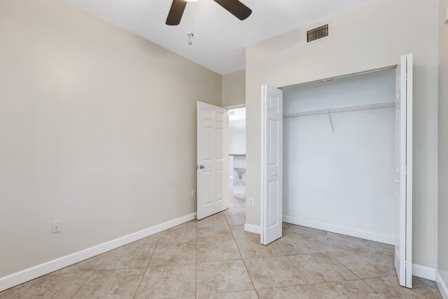 Building Photo - ** RESERVE AT NAPLES ** 3 BED / 2 BATH - TOP FLOOR CONDO - CENTRAL NAPLES - ANNUAL RENTAL