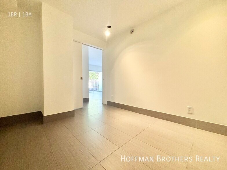 Building Photo - 3947 Los Feliz Blvd