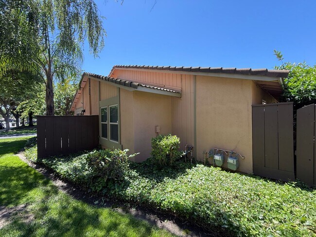Building Photo - Single story 3 bedroom with attached Garage!
