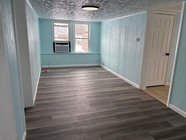 Building Photo - Dallastown SD, Cozy 2 Bedroom/1 Bath 2nd Floor Apartment