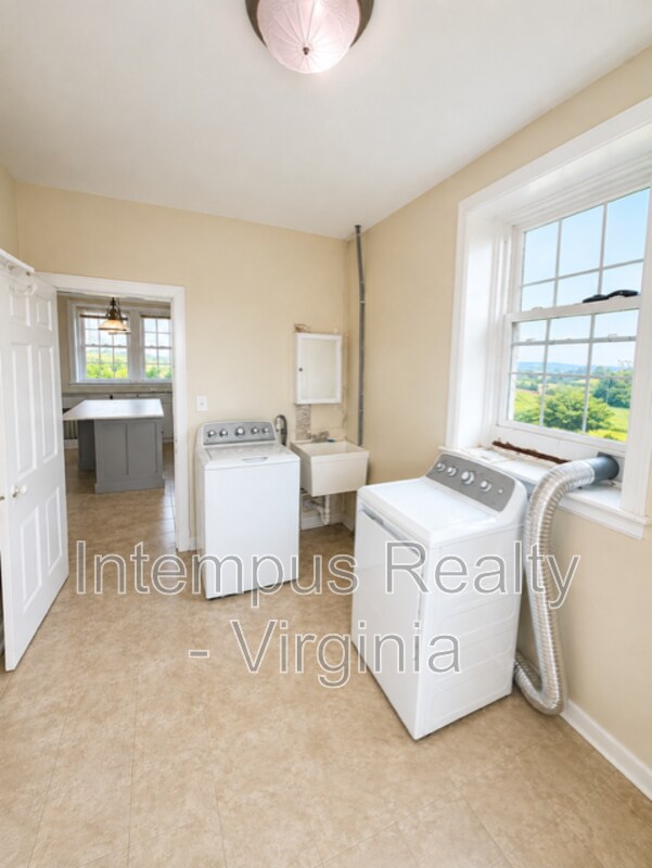 Building Photo - 7296 Fenton Farm Ln
