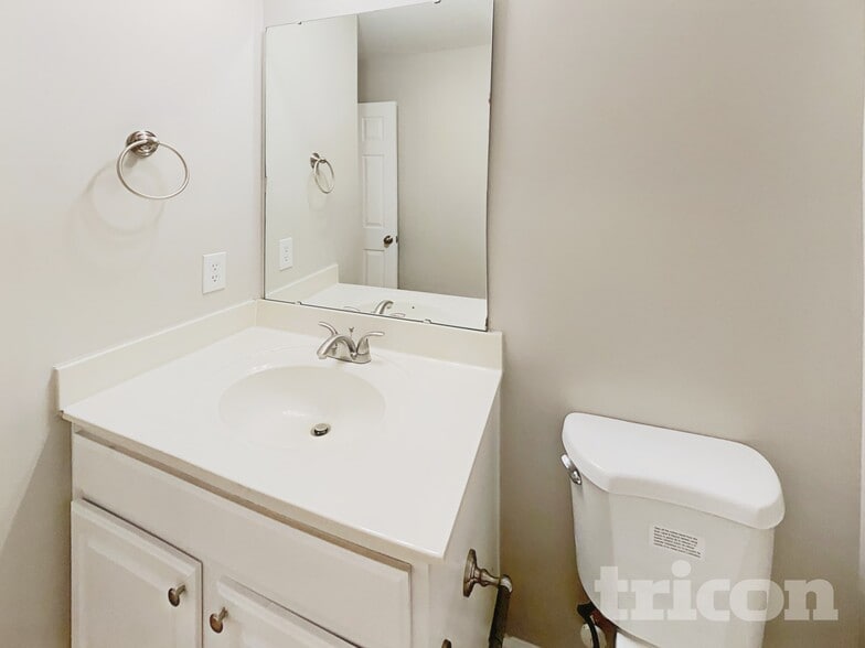 Building Photo - 4053 Laurel Glen Dr