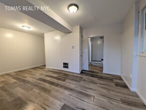 Building Photo - 28 Vineyard Ave