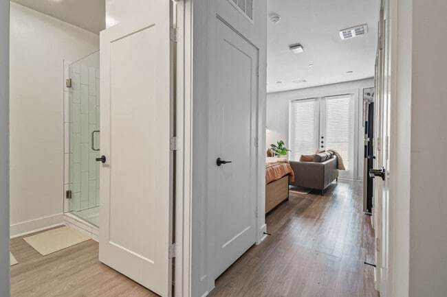 Building Photo - 701 Richmond Ave.