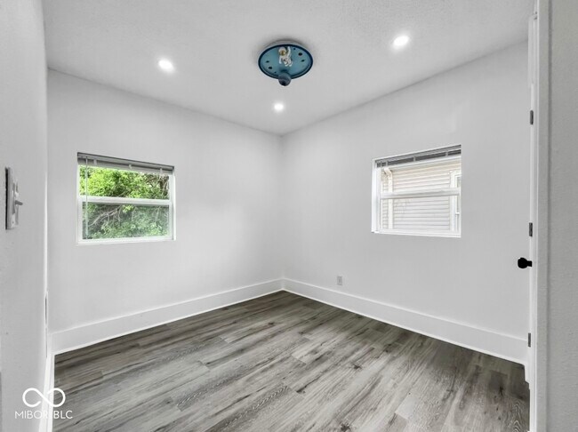 Building Photo - 4923 E University Ave