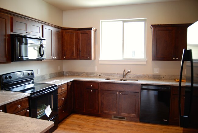 Kitchen - 947 Twin Lakes Ave