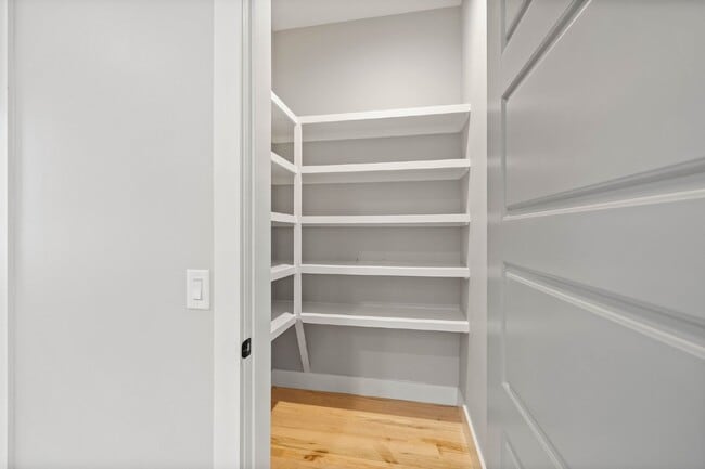 Building Photo - Spacious 4-Bed Gem in Nashville: 2360 sq f...