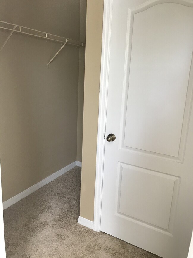 Building Photo - Great 2 Bedroom 2 Bath Home located in the...