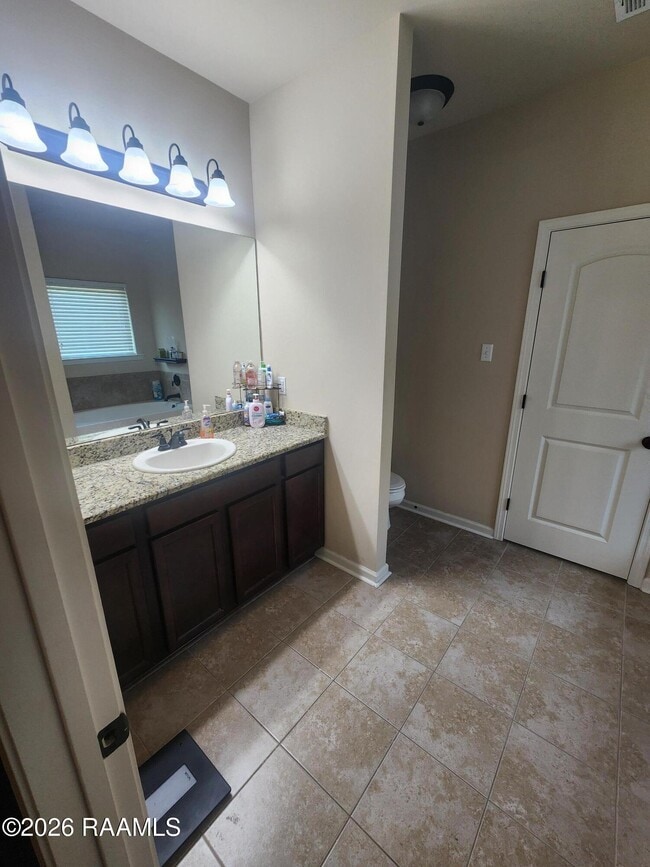 Building Photo - 417 Elwick Dr