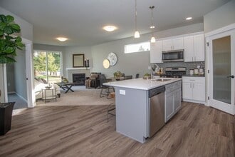 Building Photo - MOVE IN SPECIAL * 1/2 OFF FIRST MONTHS REN...