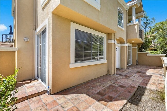 Building Photo - 10 Bravo Ln