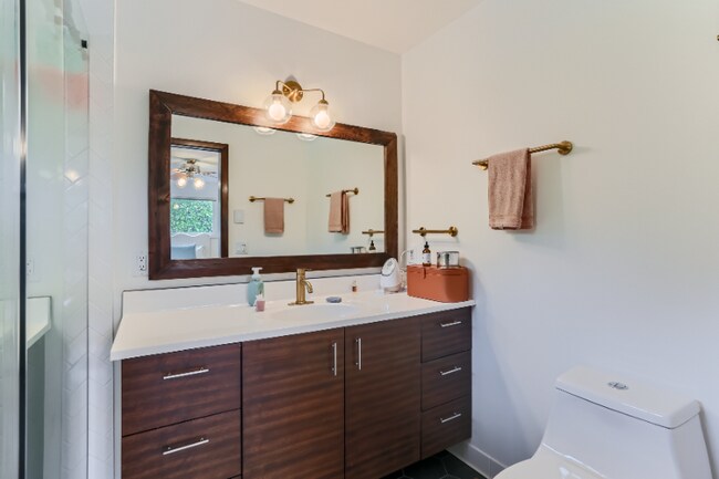 Building Photo - 6106 SE Riverside Dr