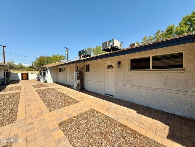 Building Photo - 1202 E Kaler Dr