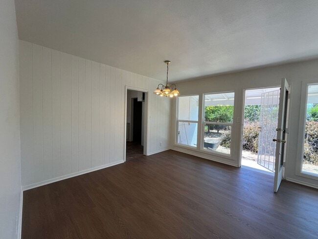 Building Photo - Arleta 3+2 w/walk-in closet, backyard + 2 ...