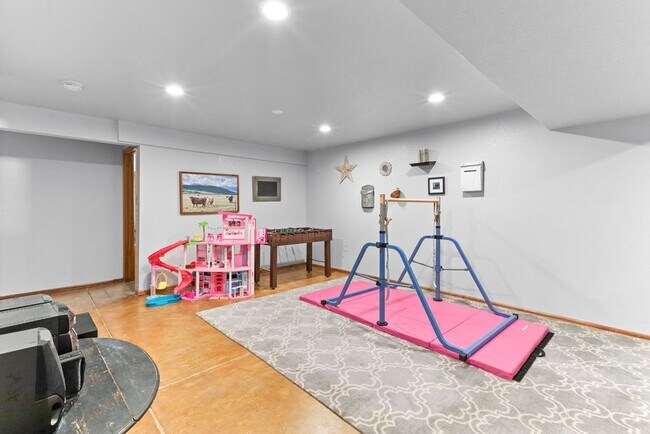Building Photo - 5 Bedroom Ranch Available in Maple Hill