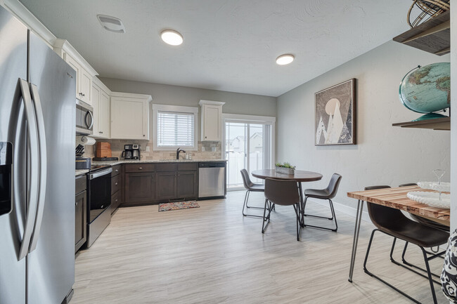 Building Photo - Saturn Townhomes