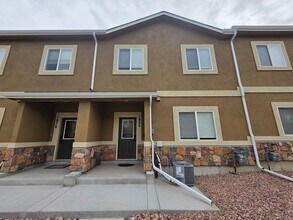 Building Photo - Beautiful 3 Bed 3 Bath Townhome!!