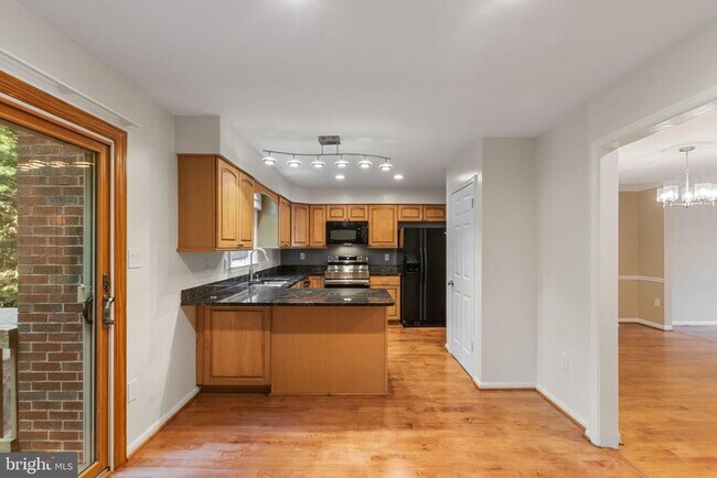 Building Photo - 6860 Williamsburg Pond Ct