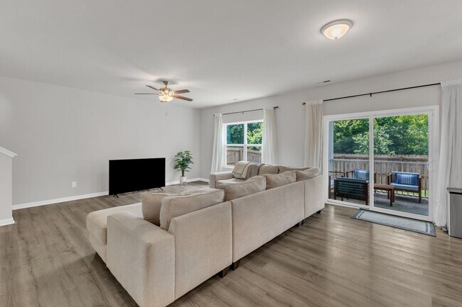 Building Photo - Spacious 3-Bedroom Home for Rent in Knight...