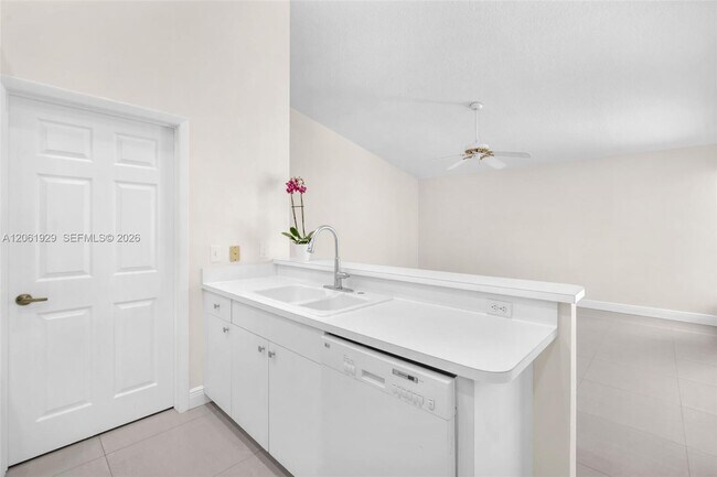 Building Photo - 17194 Ventana Dr