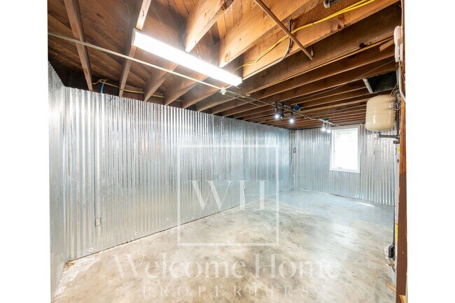 Building Photo - Vintage Home with Room to Entertain