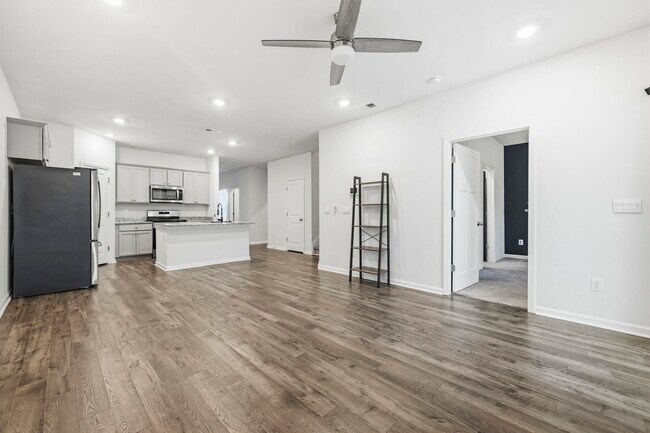 Building Photo - 3412 Bells Lk Cir
