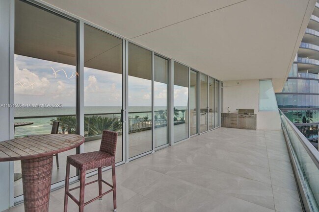 Building Photo - 18501 Collins Ave