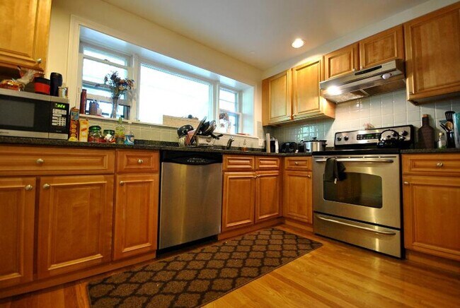 Building Photo - WOW! NO FEE!!!  RENOVATED 3 BED/2 BATH ON 2 LEVELS IN WASHINGTON SQ
